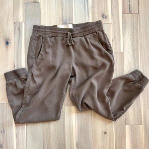 Bella Dahl Brown lightweight easy Jogger Pants. Size Small